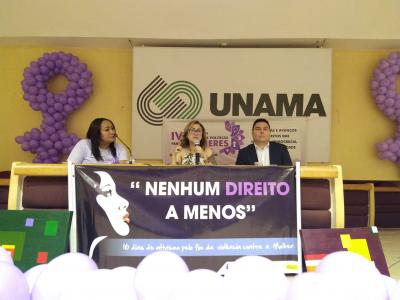 Imagem mostra palestrantes durante evento