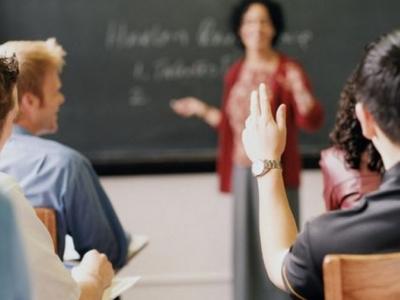 Imagem mostra professora em sala de aula