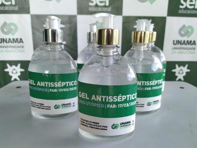Imagem mostra embalagens de álcool gel