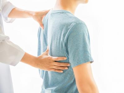 Imagem mostra homem recebendo tratamento fisioterapêutico nas costas