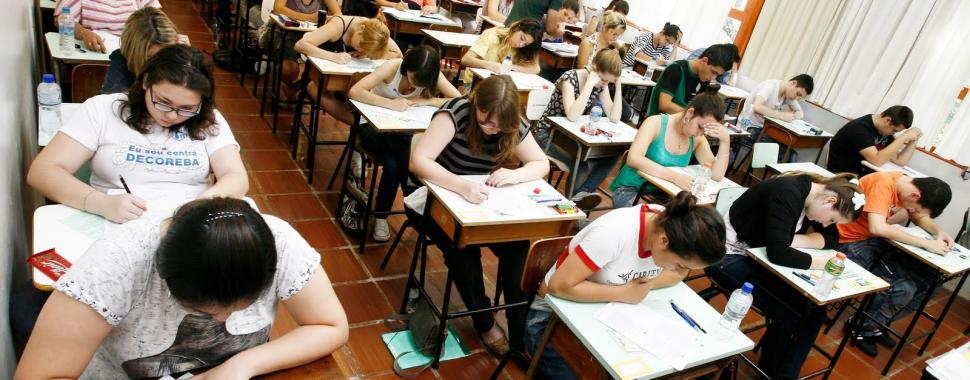 imagem  mostra  alunos fazendo vestibular