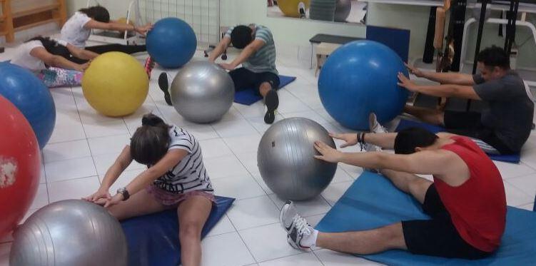 imagem  mostra  pessoas se  exercitando