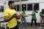 Enquanto alunos fazem exercício, músico toca berimbau   Foto: Roberto do Vale