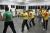 Professor ensina exercícios baseados nos movimentos da capoeira  Foto: Roberto do Vale