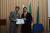 Dr. Allan Moraes recebe do professor Guilherme Pamplona o certificado de participação