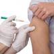 vacina é aplicada em braço de homem