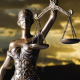Imagem mostra estatua com balança simbolo da justiça